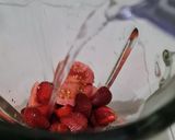 Foto langkah ke 2 dari resep Jus Stroberi & Jambu Biji Merah.