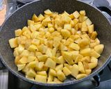 Une image de l'étape 6 de Pommes de terre sautées aux pickles, ail noir et persil.