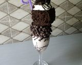 A picture of step 3 of Oreo milkshake.