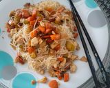 Foto del passaggio 4 della ricetta Vermicelli di riso con le verdure e il pollo 😋