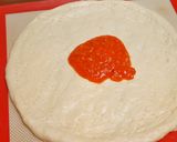 Foto langkah ke 4 dari resep Pizza Mushroom Olive Mozzarella.
