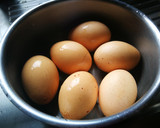 Foto del paso 2 de la receta: Huevos rellenos con caballa, pimiento asado y perlas de soja