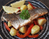 Foto del paso 6 de la receta: Lubina a la plancha con patatas, guindilla y limón