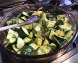 Une image de l'étape 6 de Courgettes en sauce verte, vin blanc et ail des ours.