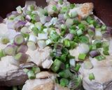 Foto del paso 1 de la receta: Pollo al verdeo con papa brava