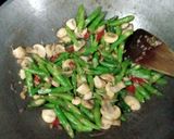 Foto langkah ke 3 dari resep Tumis Buncis Jamur.