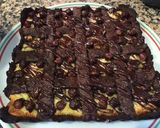Foto del passaggio 4 della ricetta Crostata magica cioccolato, pere, cocco e nocciole