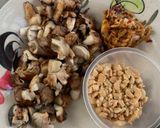 รูปขั้นตอนการทำที่ 2 ของ เมี่ยงเห็ดฟาง🍄แนมกับถั่วลิสงและผักสด🥬🥜