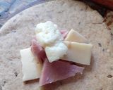 Foto del paso 3 de la receta: Pancitos integrales rellenos de paleta y queso🤓