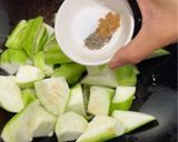A picture of step 4 of Stir-Fried Loofah (清炒丝瓜).