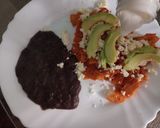 Foto del paso 4 de la receta: Chilaquiles rojos con queso y aguacate para la mañana