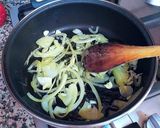 Foto del paso 4 de la receta: Bonito en salsa de dos tipos de cebollas, pimiento y azafrán