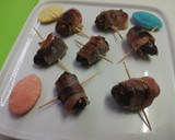 Foto del paso 3 de la receta: Dátiles rellenos de queso azul envueltos con bacon