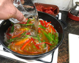Foto del paso 5 de la receta: Muslos de pollo al horno con verduras