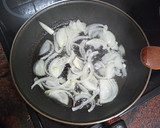 Foto del paso 4 de la receta: Muslitos de pollo sobre cama de papas y verduras al horno