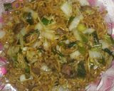 Foto langkah ke 4 dari resep Mie goreng instan daging racik rasa ayam bawang.