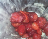 Foto del paso 1 de la receta: Helado de frutilla y leche condensada