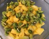 Une image de l'étape 5 de Salade d'ananas aux kiwis et jus de pêches.
