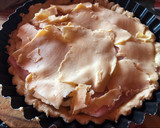 Foto del paso 2 de la receta: Tarta de masa quebrada con jamón huevos papa y queso