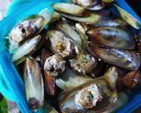 Foto langkah ke 1 dari resep Kerang Hijau Masak Saus Tiram.