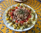 Une image de l'étape 11 de Salade de pommes de terre, tomates et oignon doux à l’ail frais et thon mariné.
