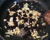 Foto del paso 3 de la receta Espinacas con pasas, ajos tiernos y curry 
