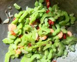Foto langkah ke 3 dari resep Tumis pare udang toge.