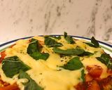 Foto del paso 6 de la receta: Pizza Margarita a base de avena y zucchini con queso de almendras y albahaca fresca