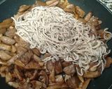 Foto del paso 3 de la receta: Patatas con setas, gulas y huevos rotos