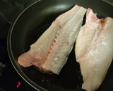 Foto del paso 2 de la receta: Lubina a la plancha con ensalada de tomate y aceitunas kalamon