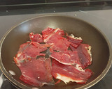 Foto del paso 3 de la receta: Bacalao en salsa de tomate con acelgas y crujiente de jamón