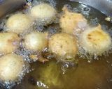A picture of step 3 of Egg Pakoras.