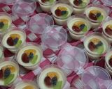Foto langkah ke 6 dari resep Puding Susu Toping Buah.