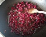Foto del passaggio 3 della ricetta Foglie e gambi di barbabietola con granella di pistacchi