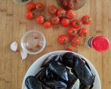 Foto del passaggio 1 della ricetta Cozze alla marinara con pomodorini