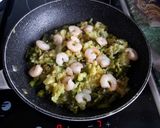 Foto del paso 3 de la receta Tortilla de patata con espárragos verdes y gambas