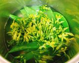 Hình bước làm 4 của món Nấm Kim Châm Xào Ngũ Sắc