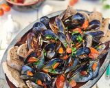 Foto del passaggio 5 della ricetta Cozze alla marinara con pomodorini