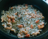 Foto del paso 4 de la receta: Spaghettis con gulas y gambas by Nani