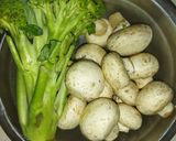 Foto langkah ke 1 dari resep Cah brokoli jamur kancing.