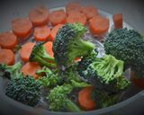 Une image de l'étape 2 de Cocotte de saumon aux petits légumes de printemps.