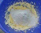Foto langkah ke 4 dari resep Vanilla Chocochip Cookies.