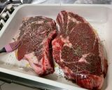 Une image de l'étape 2 de Côtes de bœuf grillées au four au thym, ail et laurier.