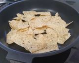 Foto del paso 1 de la receta: Nachos con guacamole y cebolla caramelizada
