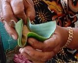 Foto langkah ke 2 dari resep Bobotok / ciu / pais pisang dan cara melipat daun.