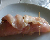 Foto del paso 3 de la receta: Rollitos de pechuga rellenos de jamón y queso al horno