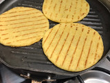 Arepa con guacamole y huevo