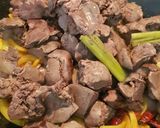 A picture of step 3 of Sweet and Spicy Chicken Liver in soy and coriander sauce.
