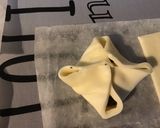 Une image de l'étape 4 de Bouchées feuilletées à la truffe, feta et sésame.