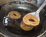A picture of step 3 of Murukku / Chakli.